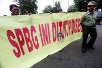 Salah seorang ahli waris lahan yang saat ini ditempati Stasiun Pengisian Bahan Bakar Gas (SPBG) menganggap lahannya belum dibayar sehingga memobilisir massa untuk menutup operasional SPBG.