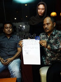 Pengacara menunjukan tulisan permohonan maaf Afriyanti dari balik jeruji besi.
