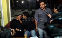 Adik laki-laki, Afriyani, Rully terus merangkul sang Ibunda saat pingsan dan menguatkan sang Ibunda.