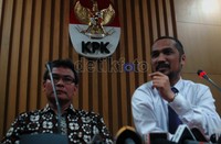 Ketua KPK Abraham Samad menjelaskan, Miranda dijerat dengan pasal 5 ayat 1 huruf b UU No 30 tahun 1999 sebagaimana diubah dengan UU No 20 tahun 2001 tentang Pemberantasan Tindak Pidana Korupsi. Ramses/detikcom.