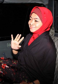 Wa Ode melambaikan tangannya dari dalam mobil tahanan. Dalam kasus ini, Wa Ode diduga telah menerima hadiah terkait pengalokasian anggaran DPPID senilai Rp 40 miliar untuk tiga kabupaten di Nanggroe Aceh Darussalam. ANTARA/Reno Esnir