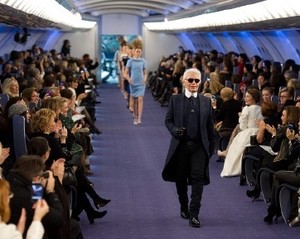 Chanel Gelar Peragaan Busana Terbaru di Pesawat 
