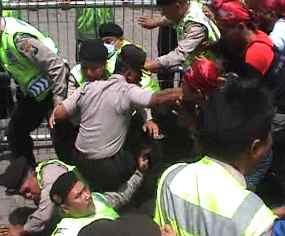 Demo Buruh di Sidoarjo Berlangsung Ricuh 