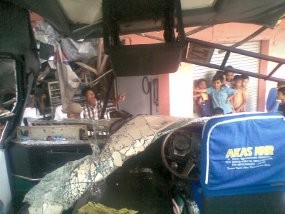 Bus Akas Terjang Rumah di Pasuruan