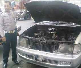 Selang Bensin Bocor, Mobil Kijang Terbakar