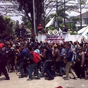 Sidang Diskors, Ribuan Buruh Bekasi Berjoget di PTUN