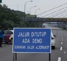 Diblokir Buruh, Tol Cikampek Macet Hingga 30 Km