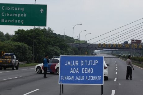 Diblokir Buruh, Tol Cikampek Macet Hingga 30 Km