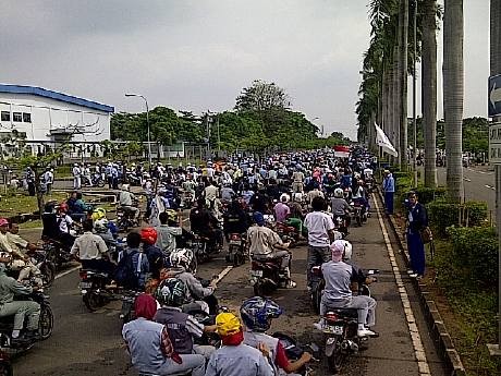 Buruh Turun ke Gerbang Tol Cikarang, Lalin Tersendat