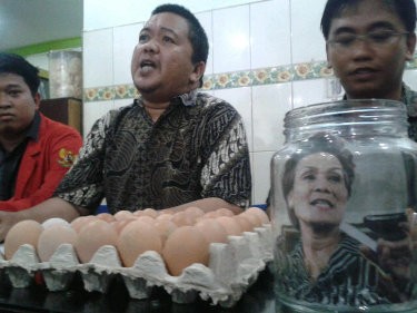 Miranda Tersangka, Aktivis Makassar Gelar Aksi Pecah Telur