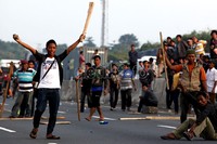 Warga yang membawa balok kayu dan batu siap perang melawan buruh. Perlawanan ini mereka lakukan karena kesal dengan 2 orang buruh yang ugal-ugalan saat mengendarai motor di jalan tol.