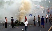 Selain membakar 2 motor buruh, warga juga membakar ban bekas di jalan tol.