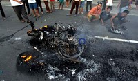 Selain motor dibakar, kedua buruh karyawan Fuji Seimitsu juga babak belur dipukul oleh warga. Namun keduanya diamankan langsung oleh aparat kepolisian