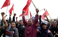 Ribuan buruh akan tetap bertahan hingga tuntuan UMR mereka dipenuhi Apindo.