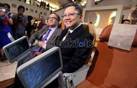 Wakil Menteri Pariwisata dan Ekonomi Kreatif Sapta Nirwandar (kiri) bersama Vice President Marketing Regional SIA Mak Swee Wah menjajal kursi kelas ekonomi.