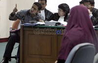 Dalam sidang ini Nazaruddin meminta kepada majelis hakim agar perempuan bercadar yang menjadi saksi untuk dirinya membuka cadar. Hal itu untuk memastikan bahwa yang bersaksi adalah Oktarina Furi, Jumat (27/1/2012). Ramses/detikcom.
