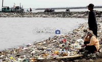 Jumlah sampah ini akan membengkak saat perayaan hari besar seperti tahun baru.