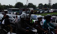 Akses menuju pintu Tol Cibitung ditutup oleh ribuan buruh. Kemacetan panjang pun terjadi.