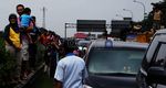Buruh Blokir Jalan,Tol Cikampek Macet Total
