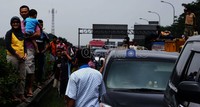 Salah satu keluarga terjebak di kemacetan di jalan tol akibat aksi blokir buruh.