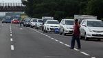 Buruh Blokir Jalan,Tol Cikampek Macet Total