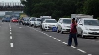 Enam jam para kendaraan terjebak oleh pemblokiran di jalan tol Cikampek.