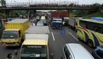 Buruh Blokir Jalan,Tol Cikampek Macet Total