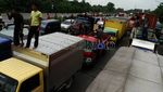 Buruh Blokir Jalan,Tol Cikampek Macet Total