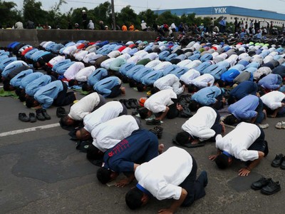 Ribuan Buruh Salat Jumat di Tol