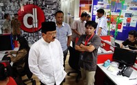 Foke menyambanyi ruang redaksi detikcom dan berbincang dengan kru redaksi. Foke menyatakan pemerintahnya berusaha maksimal untuk mewujudkan program dan janji kampanye.