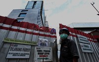 Seorang pekerja keluar dari lokasi proyek pembangunan gedung baru DPRD DKI Jakarta yang senilai Rp 500 miliar.