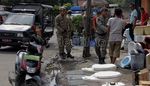 Satpol PP Tertibkan PKL di Trotoar Manggarai