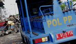Satpol PP Tertibkan PKL di Trotoar Manggarai