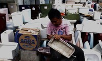 Selain menggelar barang dagangan di trotoar beberapa pedagang juga sering membersihkan kloset bekas di atas trotoar.