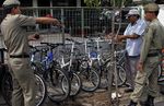 Satpol PP Tertibkan PKL di Trotoar Manggarai