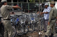 Para pedangang sepeda dan sepatu juga tak luput dari penertiban, petugas meminta mereka merapikan barang dagangannya.