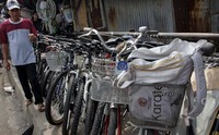 Penggunaan trotoar untuk menggelar barang dagangan membuat para pejalan kaki kesulitan melintas dan terpaksa berjalan di jalan raya yang ramai lalu lintas kendaraan.