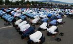 Ribuan Buruh Salat Jumat di Tol