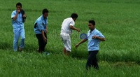 Mereka mengambil air wudhu di sawah.