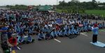 Ribuan Buruh Salat Jumat di Tol
