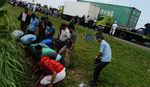 Ribuan Buruh Salat Jumat di Tol