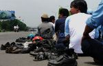Ribuan Buruh Salat Jumat di Tol