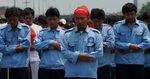 Ribuan Buruh Salat Jumat di Tol