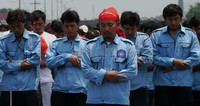 Ribuan buruh saat menjalankan salat Jumat meskipun beralaskan daun pisang.