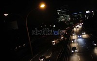 Sebelumnya kemacetan panjang terjadi di Tol JORR TB Simatupang terjadi karena imbas dari demo buruh dan pemblokiran di pintu Tol Cibitung yang mengarah ke Cikampek.