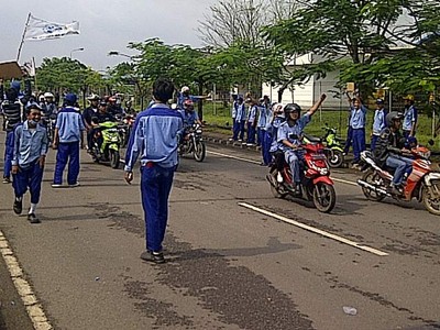 Buruh Bekasi Kembali Turun ke Jalan