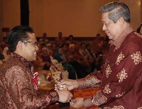 Diminta Presiden Urus Demo Buruh, Menakertrans Batal Kunker di Surabaya