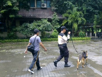 K9 Lacak Pelaku Pembobol Brankas