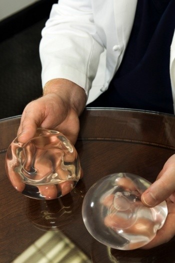 Wanita-wanita yang Beruntung dan Sial Punya Payudara Palsu