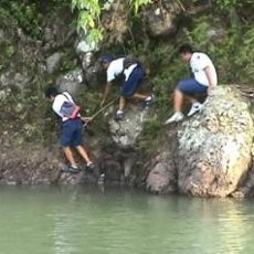 Jembatan Cisanggiri Putus, Siswa Merayap Bak Cicak
